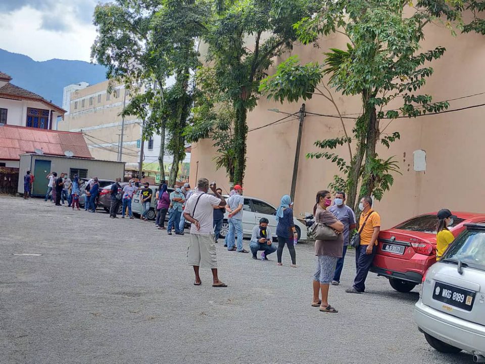 ORANG RAMAI PATUHI SOCIAL DISTANCING SEMASA PKP  Laman 