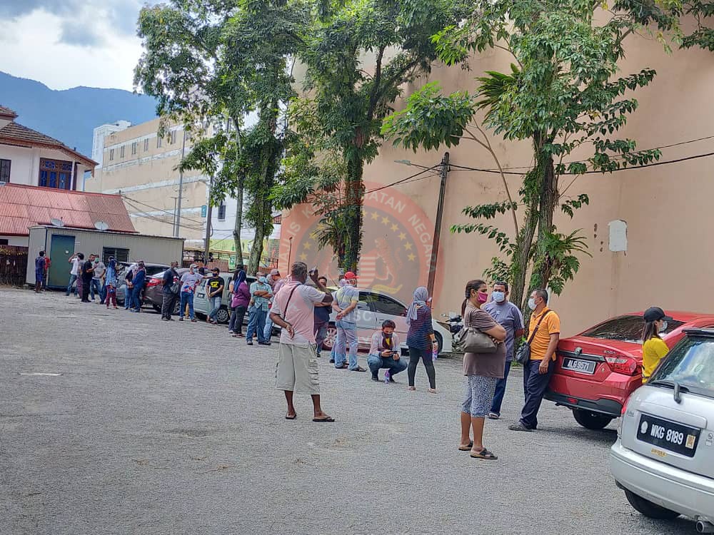 ORANG RAMAI PATUHI SOCIAL DISTANCING SEMASA PKP  Laman 