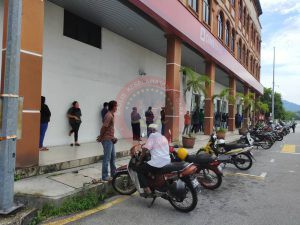 ORANG RAMAI PATUHI SOCIAL DISTANCING SEMASA PKP  Laman 