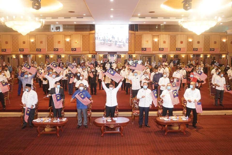 Menteri Besar Perak bersama-sama 250 penjawat awam dari pelbagai agensi mengibarkan Jalur Gemilang - sumber foto:Facebook
