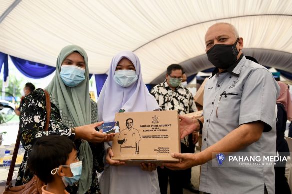 Pengerusi Jawatankuasa Pertanian, Industri Asas Tani dan Bioteknologi Negeri pahang, YB. Dato’ Sri Ir. Haji Mohd. Soffi Tan Sri Abd. Razak menyerahkan kad Pahang Pride Student dan kit persekolahan kepada keluarga pelajar sekolah pada Majlis Pelancaran Pahang Pride Student di Perkarangan MBS World, Kuantan, hari ini.